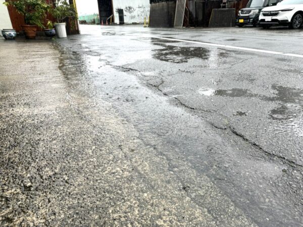 雨の日の荷物搬入も屋内駐車場完備のトランクルームで快適に！サムネイル